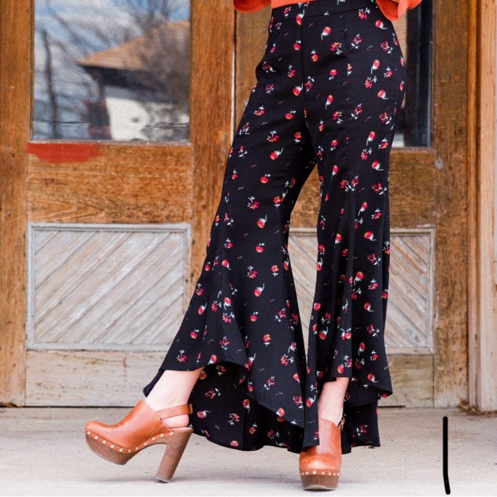 Flying Tomato Flare Bell Bottom Flower Printed Pants (M)
